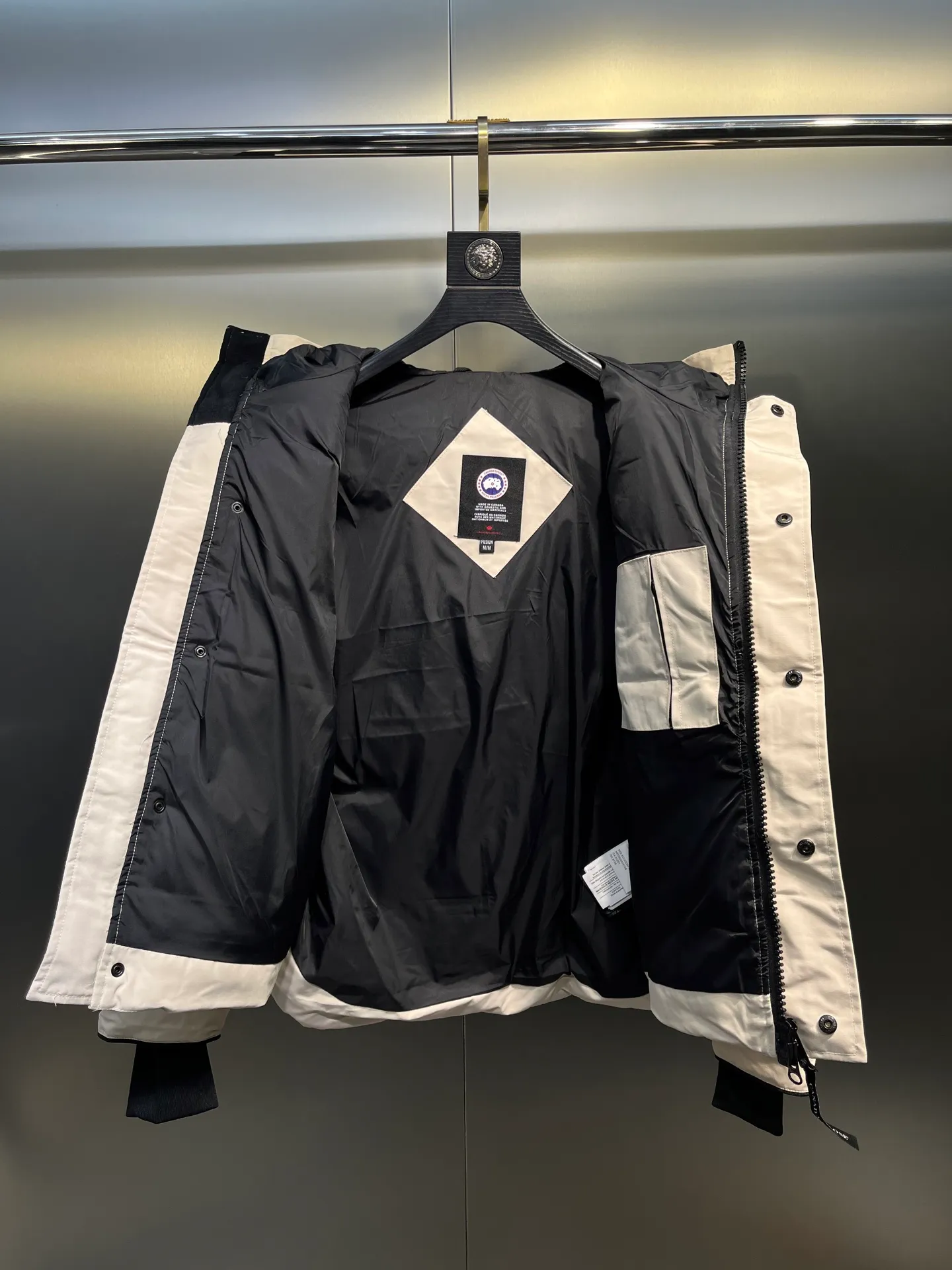 P700 Goose 🌟17 styles of chest patch, same style for men and women, cold-resistant down jackets! The fur collar is detachable. The natural Siberian coyote fur collar has a delicate yet strong feel, which comes from the sense of life that comes from the erosion of wind and frost in nature. The market usually uses raccoon fur or fake fur instead, which is not even the slightest bit better! The collar part has cold-proof flannel, which is close to the head and neck, comfortable and warm! The fabric is made of high-density nano-level waterproof fabric, which is windproof and wear-resistant and has a certain thickness! The zipper is the official YKK brand! The waist has an elastic waistline design that can be adjusted according to yourself! There is also an anti-wind Velcro inside! Seamless threaded cuffs to avoid stiffening! In order to prevent cold wind from pouring in, a double closure design is adopted. On the premise of the traditional zipper fly, six Velcro fasteners are used for secondary closure, which brings better warmth retention effect. It retains the classic hooded design and uses super large luxurious wolf fur to protect against wind and cold. No matter how low the temperature is this winter, one piece is enough. I’ll give you the wind and temperature. Size: s-xxl